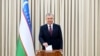 Presiden Uzbekistan Shavkat Mirziyoyev menggunakan hak pilihnya dalam pemilihan presiden Uzbekistan di sebuah tempat pemungutan suara di Tashkent, Uzbekistan, pada 9 Juli 2023. (Foto: Uzbekistan's Presidential Press Office via AP)