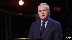 FILE - Pembaca berita BBC Huw Edwards pada Upacara Hari Peringatan Holocaust Inggris di Methodist Central Hall, London, 27 Januari 2020. (Chris Jackson / POOL / AFP)