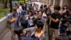 Jurnalis Hong Kong pemenang penghargaan Bao Choy (kanan depan), memeluk Sham Yee-lan, mantan ketua Asosiasi Jurnalis Hong Kong, setelah memenangkan banding dalam kasus terkait liputannya di pengadilan Hong Kong, pada 5 Juni 2023. (Foto: AP/Louise Delmotte)