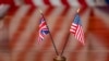 Bendera Inggris Raya dan Amerika Serikat terlihat di atas meja selama pertemuan dengan Menteri Pertahanan Lloyd Austin dan Menteri Pertahanan Inggris Ben Wallace di Pentagon, Senin, 17 April 2023, di Washington. (Foto: AP)