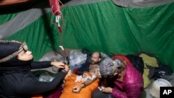 Tim medis menangani penjelajah gua asal AS, Mark Dickey (tengah), di dalam gua Morca yang terletak di dekat Anamur, Turki selatan, pada 9 September 2023. (Foto: Marton Kovacs/Hungarian Cave Rescue Service via AP)