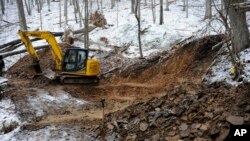 Një foto e vitit 2018 e FBI-së tek vendi i gërmimit në Dents Run