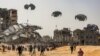 Sejumlah warga di utara Jalur Gaza tampak berlari untuk mengambil paket bantuan yang diberikan lewat udara pada 23 April 2024. (Foto: AFP)