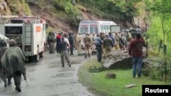 ফাইল ছবি- অজ্ঞাত বন্দুকধারীরা কাশ্মীরের বিতর্কিত হিমালয় অঞ্চলে ভারতীয় সেনাবাহিনীর একটি গাড়িতে গুলি চালানোর পরে আক্রমণের স্থানে একটি অ্যাম্বুলেন্স ও দমকল বাহিনীর যান রাখা রয়েছে। ২০ এপ্রিলে, ২০২৩। এএনআই/হ্যান্ডআউট রয়টার্স ইন্ডিয়া। তৃতীয় পক্ষ দ্বারা সরবরাহকৃত। 