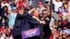 Le candidat républicain à la présidence, l'ancien président Donald Trump, est aidé à quitter la scène lors d'un événement de campagne à Butler, en Pennsylvanie, le samedi 13 juillet 2024. (AP Photo/Gene J. Puskar)