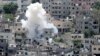 Asap terlihat membumbung tinggi akibat ledakan selama operasi militer Israel di kamp pengungsian Nur Shams, dekat kota Tulkarem, Tepi Barat, 20 April 2024. (Foto: AP)