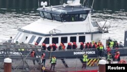 Orang-orang yang diyakini migran, turun dari kapal Pasukan Perbatasan Inggris setibanya di Pelabuhan Dover, Dover, Inggris, 23 April 2024. (REUTERS/Toby Melville)