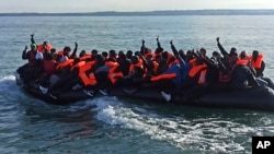 Para migran berupaya melanjutkan perjalanan mereka ke Inggris di lepas pantai utara Prancis, hari Selasa 23 April 2024.