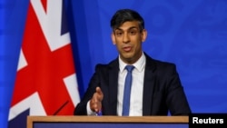 Perdana Menteri Inggris Rishi Sunak dalam konferensi pers di Downing Street, London, Inggris, 22 April 2024. (REUTERS/Toby Melville/Pool)