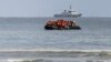 Un navire de sauvetage est intervenu tot le matin, avec l'aide d'un bateau de pêche qui se trouvait à proximité.