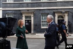 FILE - Jurnalis BBC, termasuk Huw Edwards (kanan) saat liputan di Downing Street, pusat kota London, 5 September 2022. (ISABEL BAYI / AFP)