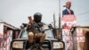 Un policiers devant les locaux de la Plateforme d'unité nationale (NUP) à Kavule, dans la banlieue de la capitale Kampala.