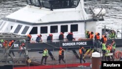 FILE - Orang-orang yang diyakini migran, turun dari kapal Pasukan Perbatasan Inggris setibany di Pelabuhan Dover, Inggris, 23 April 2024. (REUTERS/Toby Melville)