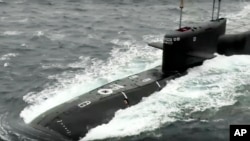 Kapal selam nuklir Tula angkatan laut Rusia dalam latihan peluncuran rudal balistik antarbenua, 26 Oktober 2022.(Layanan Pers Kementerian Pertahanan Rusia via AP)