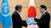 Rafael Mariano Grossi, Direktur Jenderal IAEA (kiri), menyampaikan laporan komprehensif IAEA tentang Pelepasan Air yang Diolah Fukushima kepada Perdana Menteri Jepang Fumio Kishida, di kantor perdana menteri Jepang di Tokyo, , 4 Juli 2023.