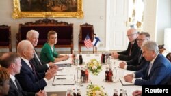 Presiden AS Joe Biden melakukan pertemuan bilateral dengan Presiden Finlandia Sauli Niinisto, di Helsinki, Finlandia, 13 Juli 2023. (Foto: Reuters)