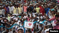 ফাইল - ভারতের কলকাতায় মুসলমানরা মহানবী হযরত মোহাম্মদ (সাঃ) সম্পর্কে কটূক্তির জন্য ভারতীয় জনতা পার্টির (বিজেপি) সদস্যের গ্রেপ্তারের দাবীতে বিক্ষোভ সমাবেশ করছে। ১৪ জুন, ২০২২। 