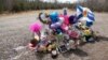 Mémorial improvisé à la mémoire de Kristen Beaton, enceinte de son troisième enfant, tuée le long de la Route des Plaines, lors de la fusillade à Debert, en Nouvelle-Écosse, au Canada, le 23 avril 2020.