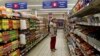 ARCHIVES - Une femme dans un supermarché à Johannesburg, en Afrique du Sud, le 20 octobre 2010.