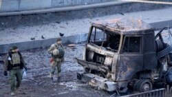 Tropas ucranianas inspeccionan el sitio de un ataque aéreo ruso en Kiev, Ucrania, el sábado 26 de febrero de 2022. (Foto AP/Vadim Ghirda)