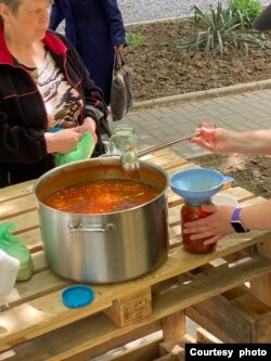 Безкоштовні обіди у Херсоні. Фото надане Голосу Америки
