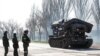 Des troupes pro-russes se tiennent à côté d'un véhicule de combat à Marioupol, en Ukraine, le 20 avril 2022.
