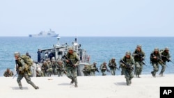 Marinir Filipina dan AS melakukan latihan militer gabungan. Kedua negara tersebut dan Prancis menggelar latihan maritim multilateral di lepas pantai Provinsi Palawan, Filipina, pada Kamis (25/4). (Foto: AP)