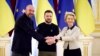 Presidenti ukrainas Zelensky shtrëngon duart me Presidenten e Komisionit Evropian Von der Leyen dhe Presidentin e Këshillit Evropian Michel 