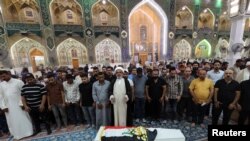 উত্তর ইরাকি প্রদেশ দোহুকের একটি অবকাশকালীন রিসোর্টে মারাত্মক হামলার পর নিহতদের জানাজায় শামিল হয়েছেন শোকার্তরা। ২১শে জুলাই, ২০২২। 