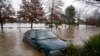 Sebuah mobil terendam air banjir di Camden, pinggiran Sydney, Australia, Senin, 4 Juli 2022. (Foto: Ilustrasi/AP)