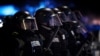 La police anti-émeutes à Minneapolis, au Minnesotta, le 28 mai 2020. (Photo REUTERS/Adam Bettcher)