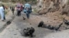 Para petugas kepolisian memeriksa lokasi bom bunuh diri di jalan raya di Shangla, sebuah distrik di Provinsi Khyber Pakhtunkhwa, Selasa, 26 Maret 2024. (Foto: AP Photo)