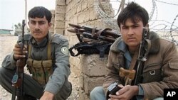 Cảnh sát Afghanistan canh gác trước cổng chính của cơ sở dân sự-quân sự chung ở Lashkar Gah, tỉnh Helmand, nơi 2 binh sĩ Anh bị một binh sĩ Afghanistan bắn chết, ngày 26/3/2012