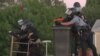 Tuntutan De-Militerisasi Polisi di tengah Gelombang Demo