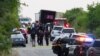 Des agents des forces de l'ordre sur les lieux où 46 personnes ont été retrouvées mortes à l'intérieur d'un camion-remorque à San Antonio, au Texas (États-Unis), le 27 juin 2022. 