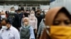 Penumpang mengenakan masker pada jam sibuk sore hari di tengah pandemi COVID-19, di stasiun kereta di Jakarta, 3 Januari 2022. (REUTERS/Willy Kurniawan)