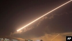 Yadda sararin samaniyar birnin damascus ya
yi haske a lokacin da Amurka, Birtaniya da Faransa suka kai hari. Ranar 14, Afrilu 2018.