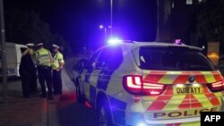 Des policiers sur les lieux d'une attaque au couteau à Reading, à l'ouest de Londres, le 20 juin 2020. (Photo AFP)