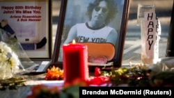 Tugu peringatan John Lennon di Strawberry Fields dalam rangka memperingati ulang tahun ke-80 mantan anggota The Beatles itu. (Foto: REUTERS/Brendan McDermid)