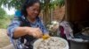 អ្នកស្រី ហា កុំ រស់នៅ​ក្បែរ​ដង​ទន្លេ​មេគង្គ​ក្នុង​ខេត្តស្ទឹងត្រែង​ ហើយ​អ្នកស្រី​ជា​អ្នកលក់​ប្រហុក​ធំ​ជាងគេ​ក្នុង​ខេត្ត​មួយ​នេះ។ (ស៊ុន ណារិន/VOA) 