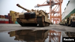 Танки Abrams, за очікуваннями, допоможуть ЗСУ долати російські укріплення. Архівне фото: Танк Abrams вивантажено в порту Польщі