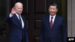 美国总统拜登迎接前来参加亚太经合会峰会的中国领导人习近平，两位元首即将开始双边峰会。(2023年11月15日)