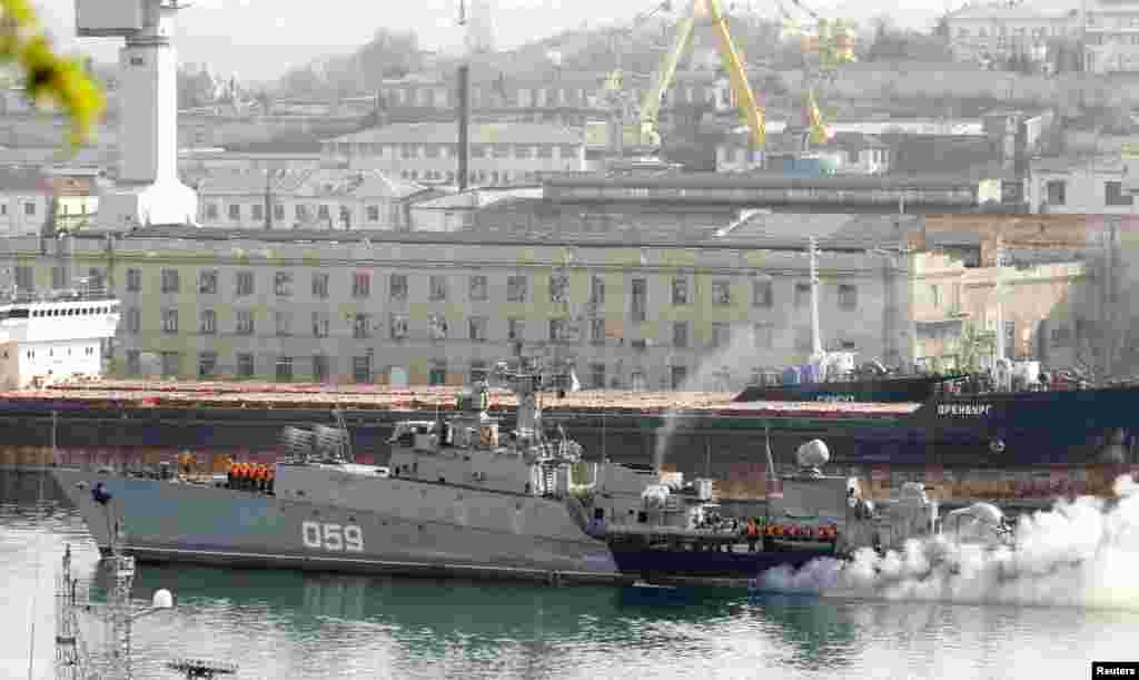 Hải quân Nga đứng trên tàu Aleksandrovets tại cảng Sevastopol, Crimea, ngày 25/3/2014.