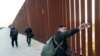 Мігрант з Колумбії робить селфі після переходу в США з Мексики в Джакумба Хот-Спрінгс, Каліфорнія, США, 11 листопада 2023 р. (Фото: REUTERS/Go Nakamura)