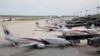Pesawat Malaysia Airlines terlihat terparkir di Bandara Internasional Kuala Lumpur, Malaysia 6 Oktober 2020. Seorang pria yang mencoba menembak istrinya di bandara itu pada Minggu (14/4) justru membuat pengawal pribadinya mengalami kondisi kritis. (Foto: REUTERS/Lim Huey Teng)
