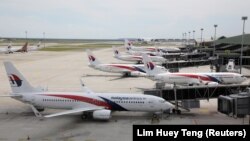 Pesawat Malaysia Airlines terlihat terparkir di Bandara Internasional Kuala Lumpur, Malaysia 6 Oktober 2020. Seorang pria yang mencoba menembak istrinya di bandara itu pada Minggu (14/4) justru membuat pengawal pribadinya mengalami kondisi kritis. (Foto: REUTERS/Lim Huey Teng)