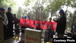 各地网友2012年在林昭墓前凭吊(网友公民小彪推特图片)