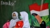 Dua pelajar berbincang sambil mengenakan masker di tengah pandemi virus corona di Banda Aceh, 10 Juni 2020. (Foto: AFP)
