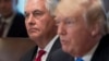 Shugaban Amurka Donald Trump (a farko) da Rex Tillerson a gefensa