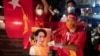 រូបឯកសារ៖ អ្នកគាំទ្រ​គណបក្ស​សម្ព័ន្ធជាតិ​ដើម្បី​លទ្ធិប្រជាធិបតេយ្យ​កាន់​រូបថត​របស់​អ្នកស្រី អោង សានស៊ូជី នៅពេល​ដែលអ្នក​គាំទ្រ​រូបនេះ ​រង់ចាំមើល​លទ្ធផល​នៅ​ខាងក្រៅ​ទីស្នាក់ការ​គណបក្ស បន្ទាប់ពី​ការបោះឆ្នោត​នៅ​ប្រទេស​មីយ៉ាន់ម៉ា កាលពី​ថ្ងៃទី៨ ខែវិច្ឆិកា ឆ្នាំ២០២០។